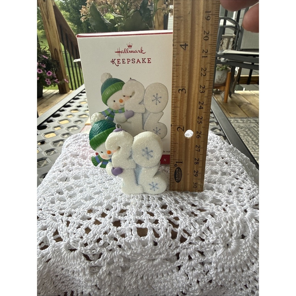 Hallmark Keepsake 2016 Frosty Fun Decade Ornament - Picture 6 of 6